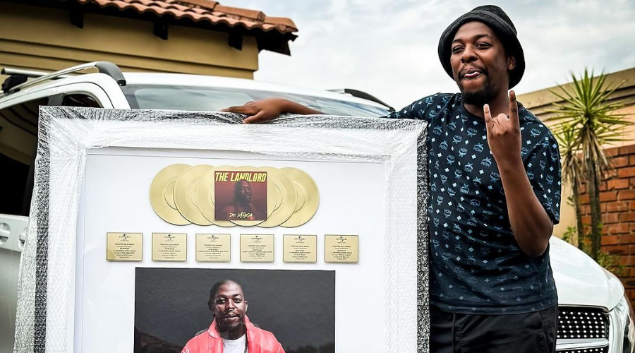 De Mthuda Receives Plaque